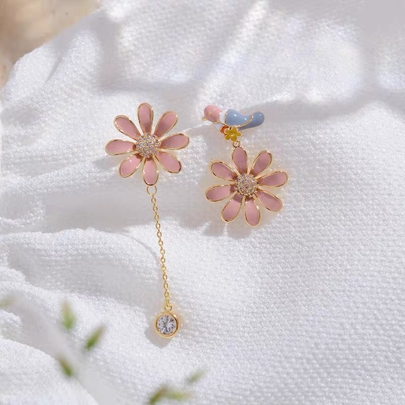 Jewelry - Asymmetric daisy stud earrings